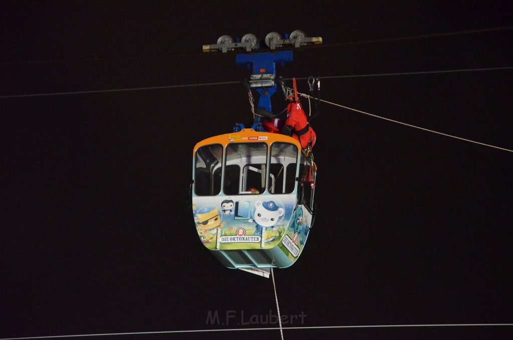 Einsatz BF Hoehenretter Koelner Seilbahn Hoehe Zoobruecke P2530.JPG